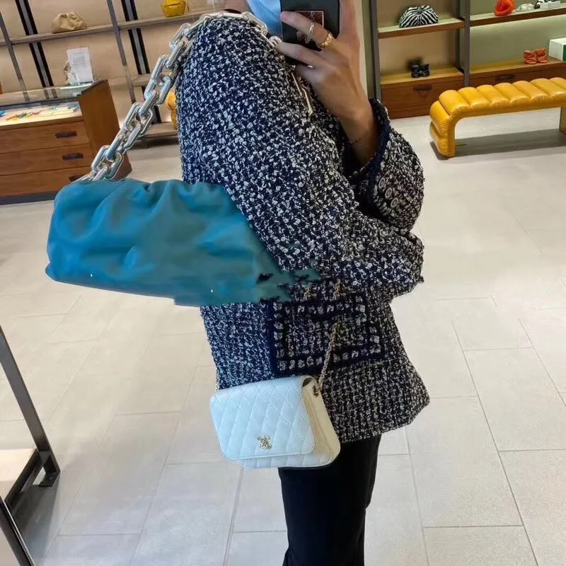 Oil painting blue upper body picture BV (silver chain) cloud bag is still standard with original leather ➕zp development. The most important thing about the whole bag is this hardware chain. To make the upper body not heavy, but with solid texture, it can only be made with thick gold-plated aluminum, original material! I will definitely satisfy you and give you the best answer. Size: 30×16×12cm